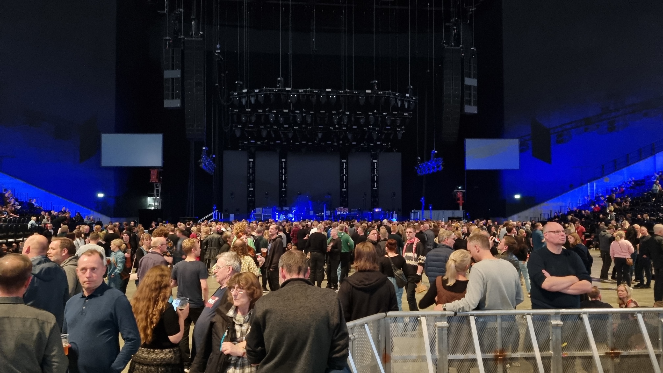 The Cure, Royal Arena, Copenhagen, 2022, Pre-gig, waiting...